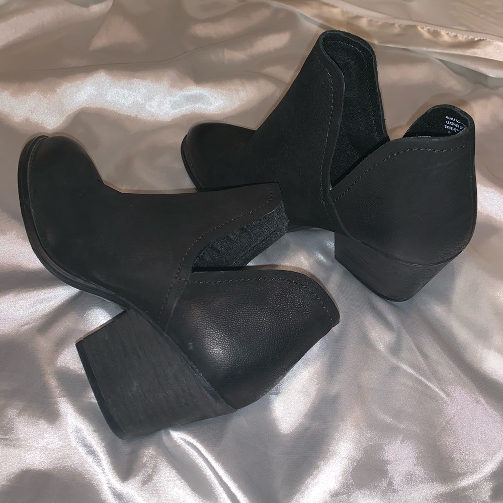 Steve Madden 6.5 Black Booties
